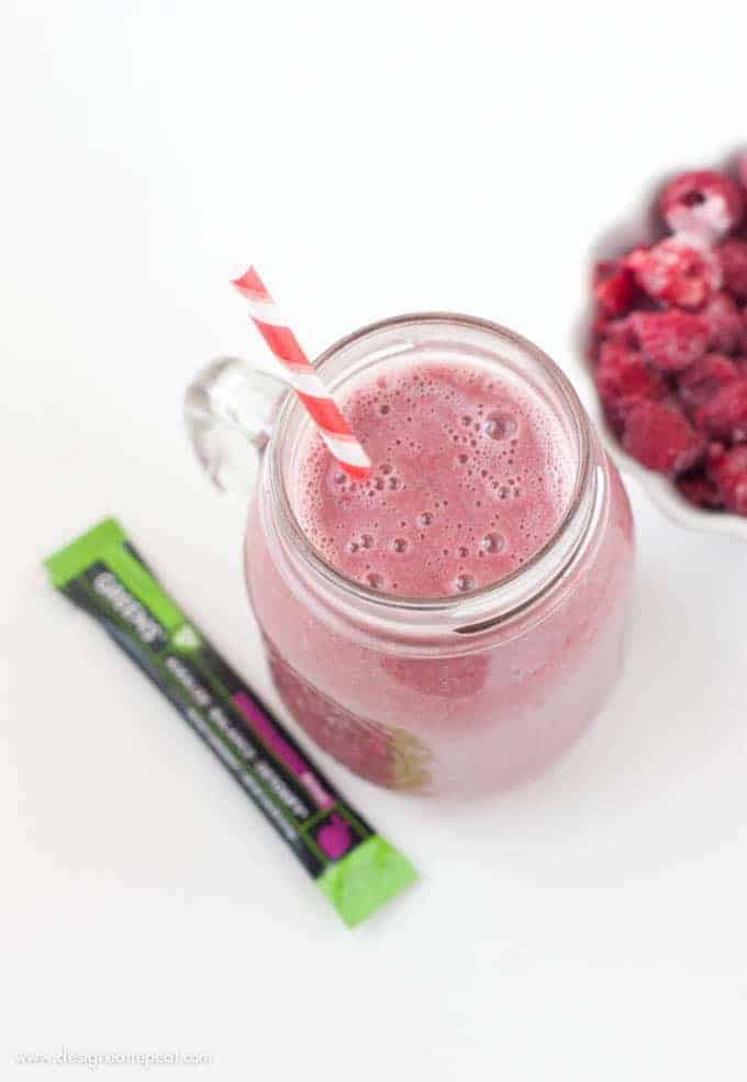 Berry Green Smoothie | Add 8 servings of fruits & veggies to water, juice, yogurt, or smoothies from one packet! All natural & contains 38 herbs and nutrient-rich superfoods. I drink this daily & it gives me a much-needed boost of energy!