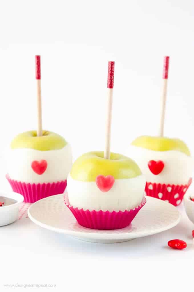 Learn how to make these cute Valentine's Day chocolate dipped apples! Includes product sources and link to printable tag for easy gifting! Tutorial by Melissa at Design Eat Repeat!