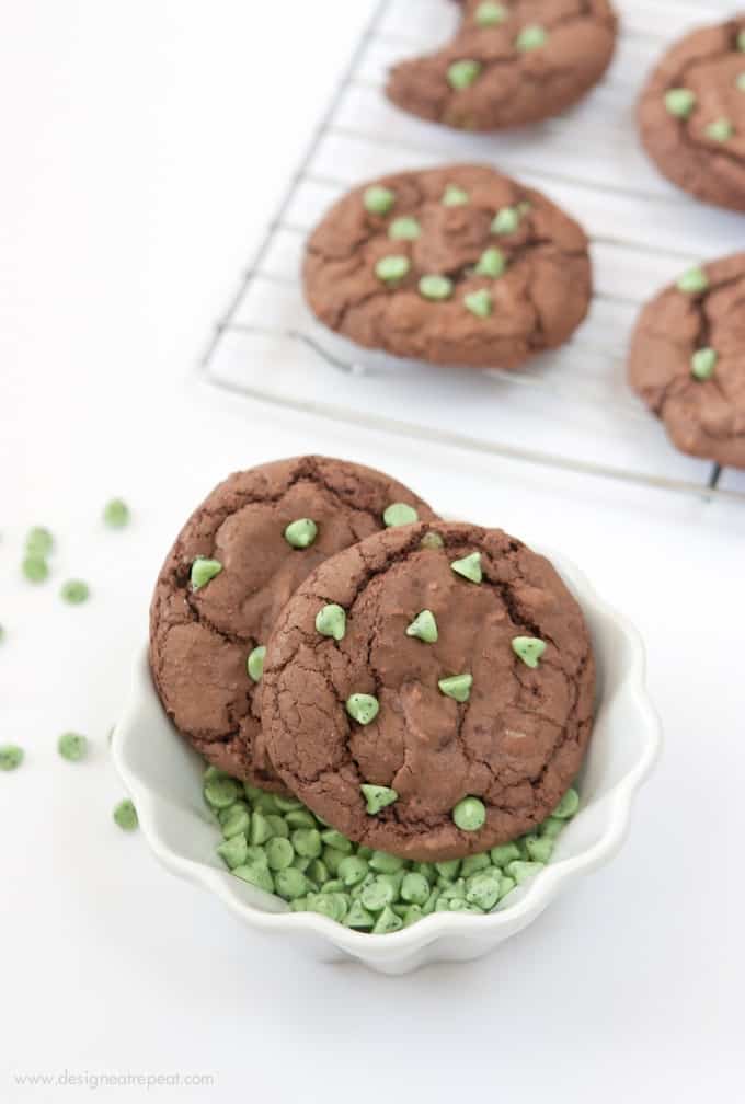 Make these Mint Brownie Cookies using a boxed brownie mix & one cup of chocolate cake mix! The cake mix makes them thick, while still keeping a chewy, chocolately texture! Recipe by Design Eat Repeat!