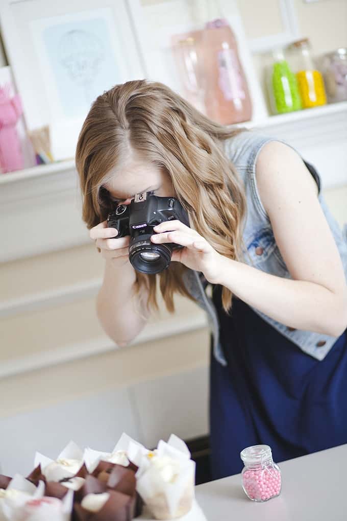 Top 5 Blog Photography Tips & Tools from food & DIY blogger, Melissa at Design Eat Repeat. She talks about everything from cameras, backdrops, and editing software. Very helpful!