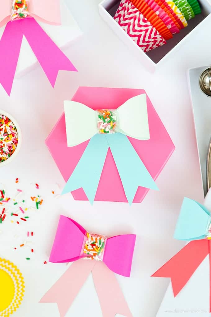 Use this free printable template to make these adorable DIY Paper SPRINKLE bows! Great for birthdays, holidays, or just to gift fun supplies to your favorite baker!