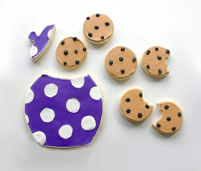 Adorable Sugar Cookies decorated as Chocolate Chip Cookies | by Little Bow Sweets for Design Eat Repeat