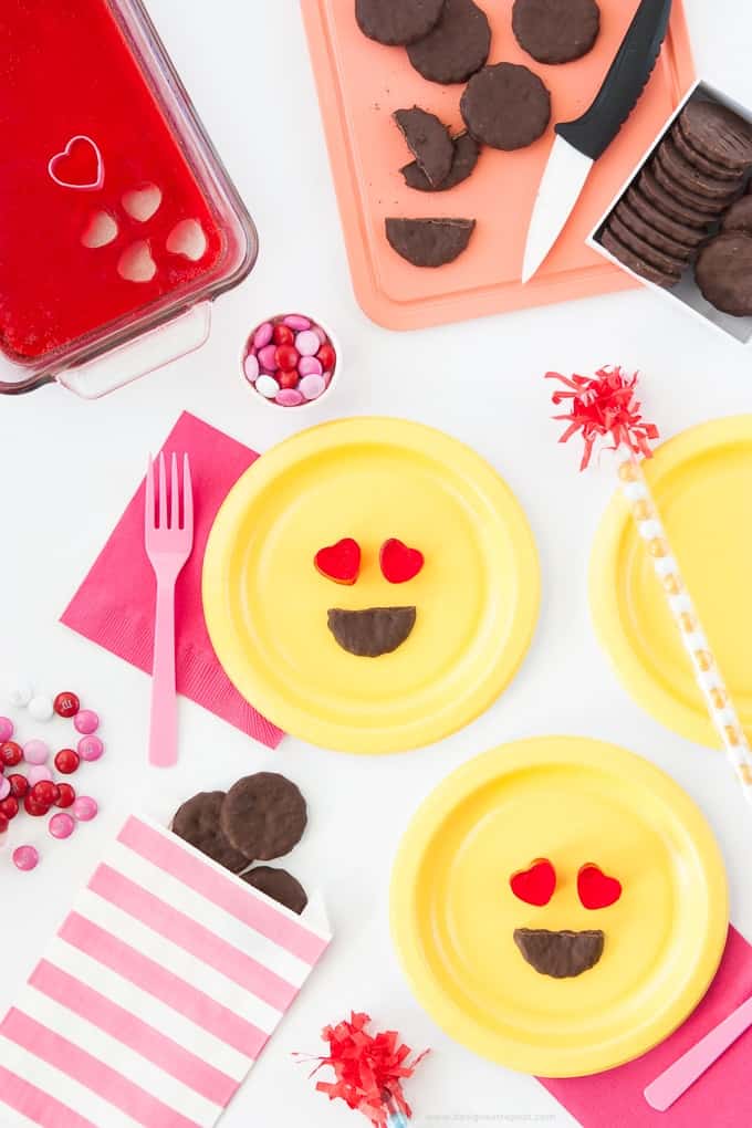 All you need is jello & store bought cookies to make these easy heart emoji Valentine's Day treats! Love!