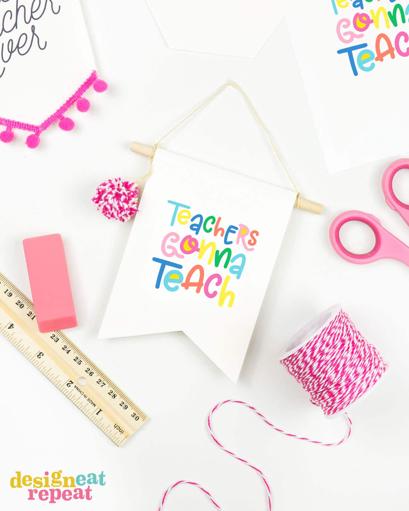 How cute are these! Make teacher gift card holders that double as BANNER decor for a gift that keeps on giving! Great for attaching to desks, computers, or bulletin boards! | #printable #teachergift | www.DesignEatRepeat.com
