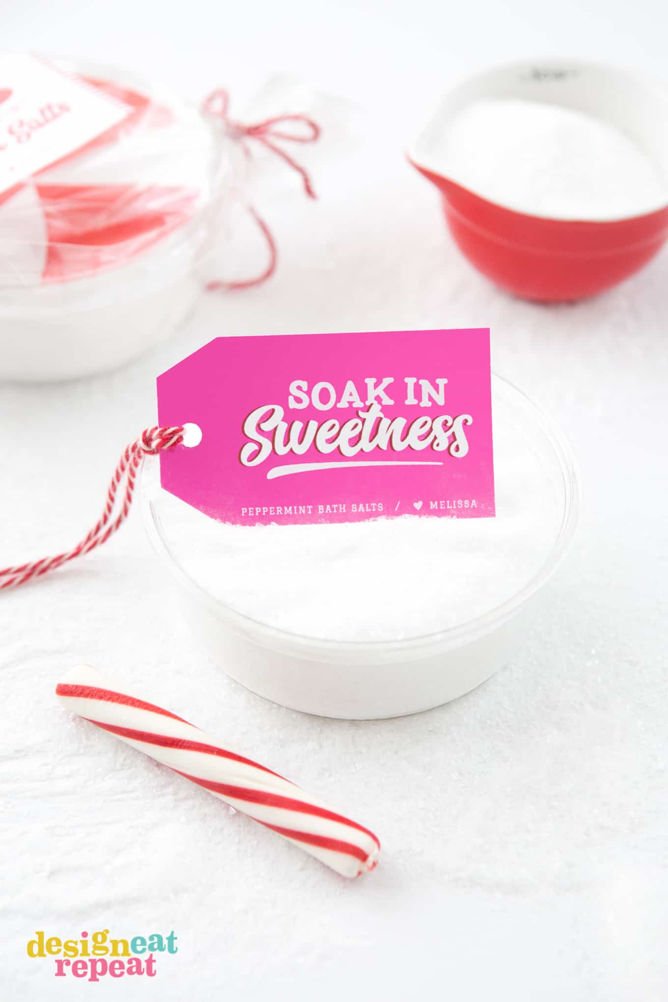 Learn how to mix up a batch of Peppermint DIY Bath Salt and pair it with these free printable gift tags for homemade holiday gifts your friends & family will love!