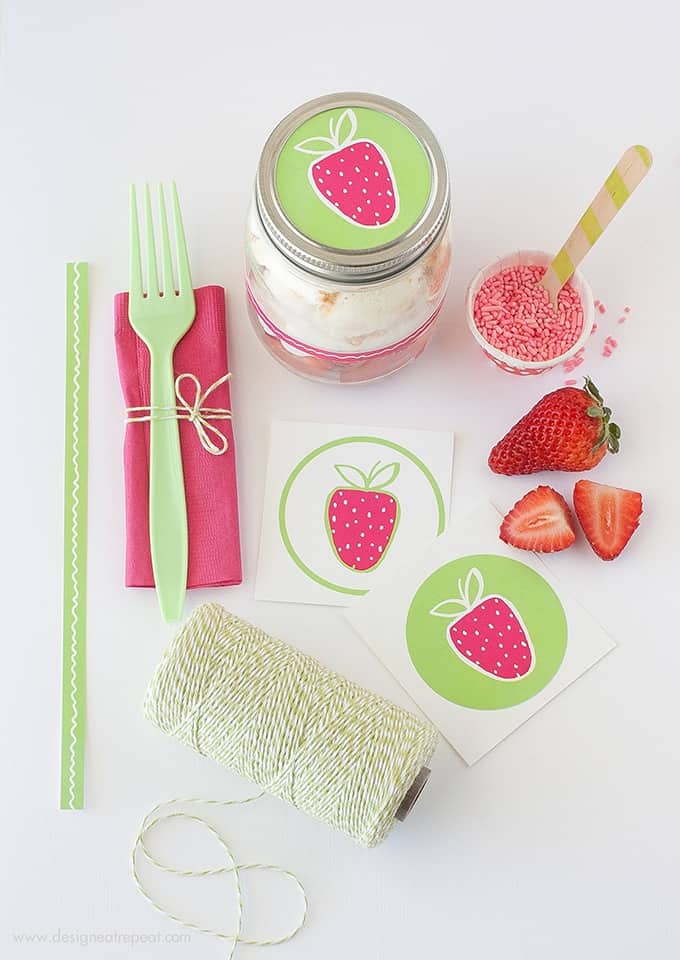 How to Make DIY Angel Food Strawberry Jars | Includes the FREE printables you see here to decorate!