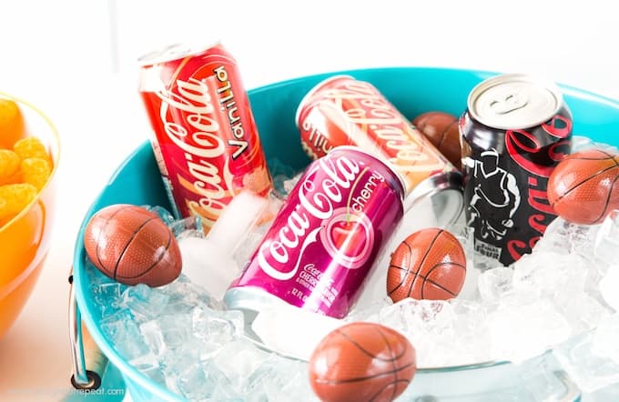 How to put together a easy basketball party snack table + free printable drink toppers!