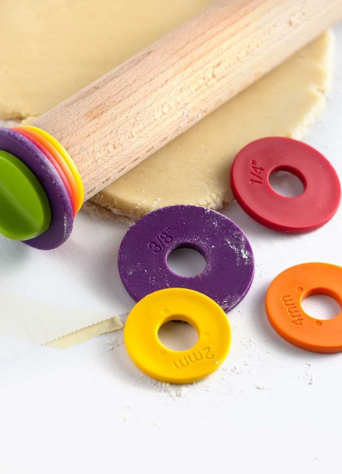 Rolling pin with rings to indicate different dough thicknesses