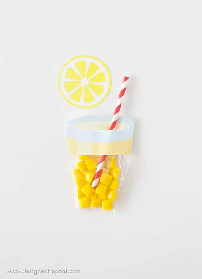 Learn how to make these easy lemonade party favors using a few simple materials! Includes the free printable label & supply list!