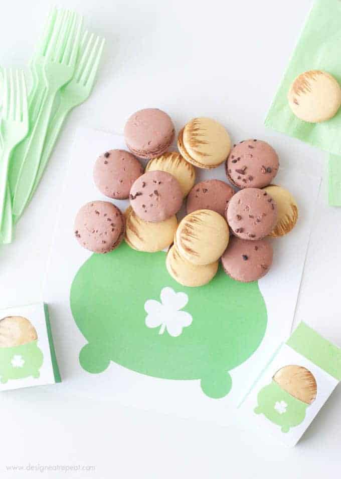 Looking for a simple St. Patrick's Day treat display? Print off this free printable pot of gold placemat for a quick & fun presentation!
