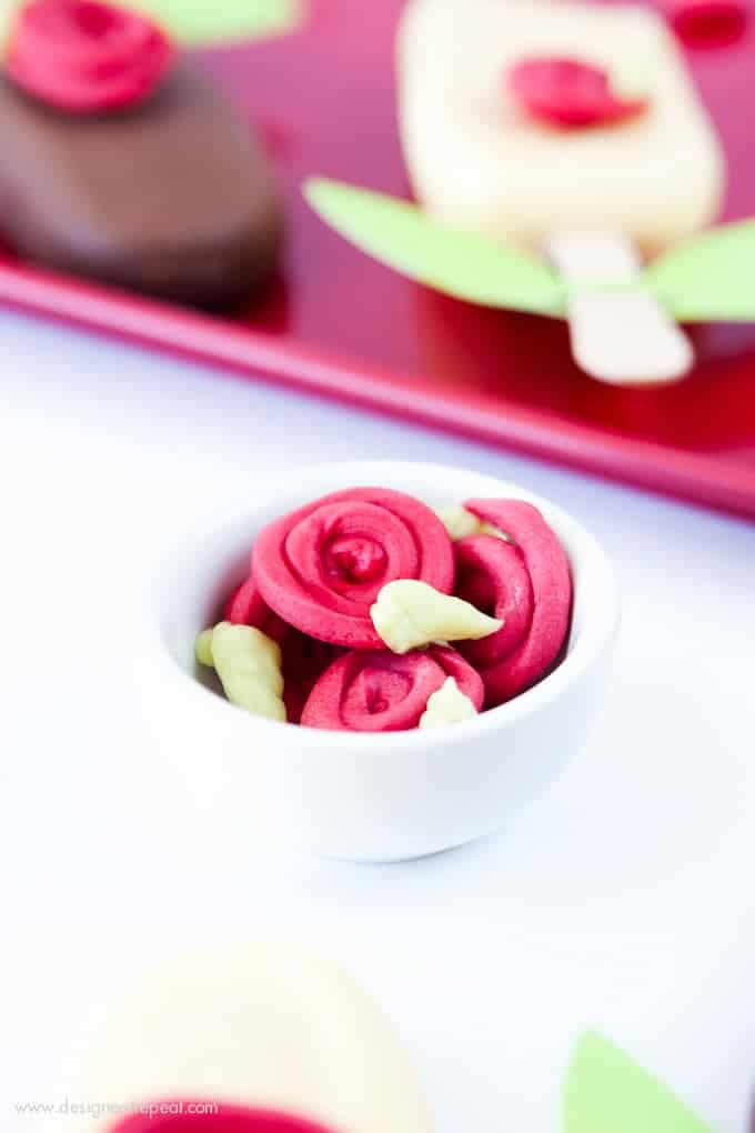 Make roses out of almond bark with this fun tutorial from Design Eat Repeat! Perfect Valentine's Day treat idea!