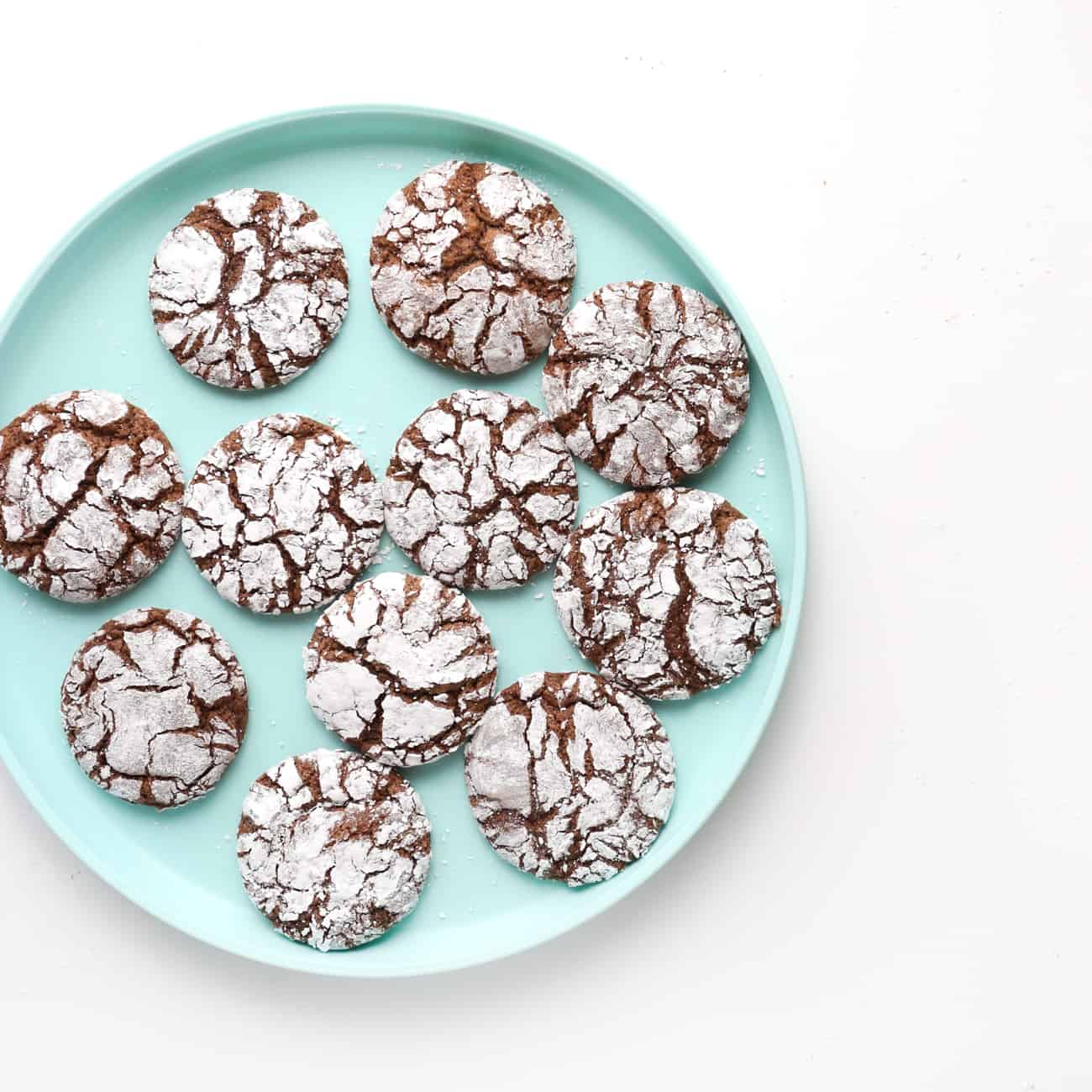 Blue plate of crackle top chocolate brownie cookies.