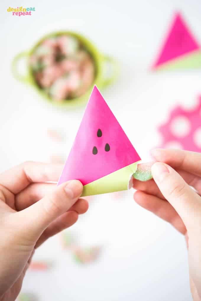 Need some new party favor ideas to keep in your back pocket? You'll want to save this post, because Design Eat Repeat has rounded up 16 unique party favor ideas that are sure to fit the bill for any occasion! | DesignEatRepeat.com | #partyfavor #printable